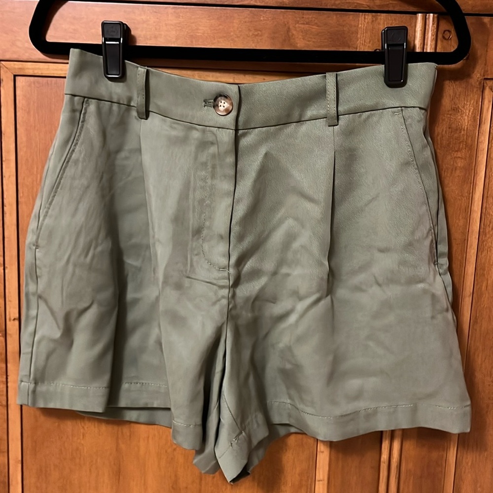 Loft Shorts . NWT . Size 6 .